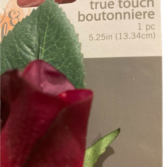 True Touch Rose Boutonniere Set of 7 - Picture 4 of 6